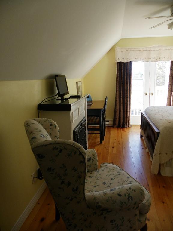 The Colonel'S In Bed And Breakfast Фредериктън Стая снимка