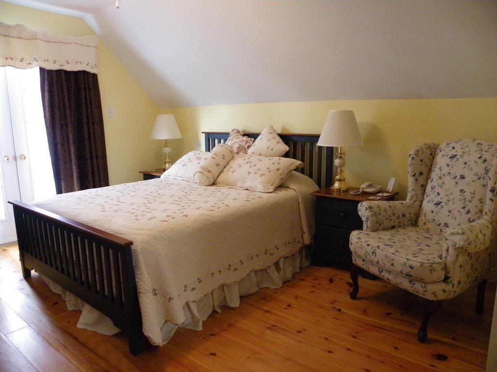 The Colonel'S In Bed And Breakfast Фредериктън Стая снимка